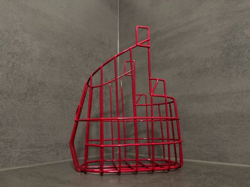 Pulverbeschichtung Maulkorb Rote Drahtskulptur in geometrischer Form vor einem grauen Hintergrund.