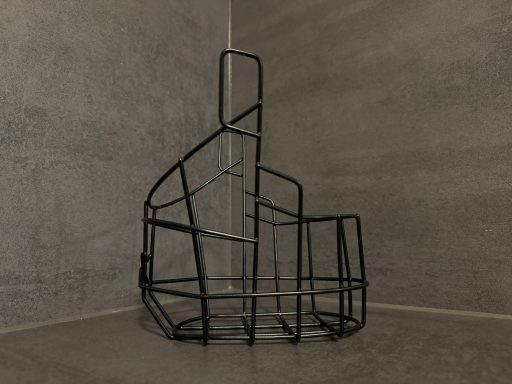 Pulverbeschichtung Maulkorb Schwarzes metallisches Gestell in einer Ecke mit geometrischer Form.